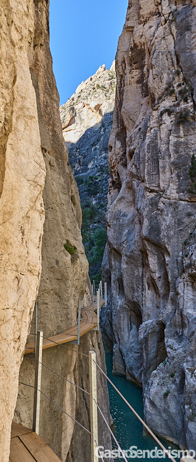 Pasarelas de madera en los Estrechos de Valloré sobre el río Guadalope, Montoro de Mezquita, Teruel