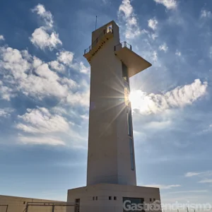Faro de Irta visto a contraluz, en Alcossebre, Castellón