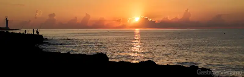 Faro de Irta al amanecer desde el paseo marítimo de Alcossebre