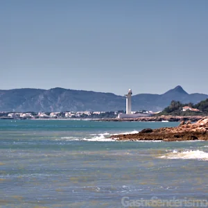 Faro de Irta visto desde la Cala Cubanita de la Sierra de Irta, en Alcossebre, Castellón