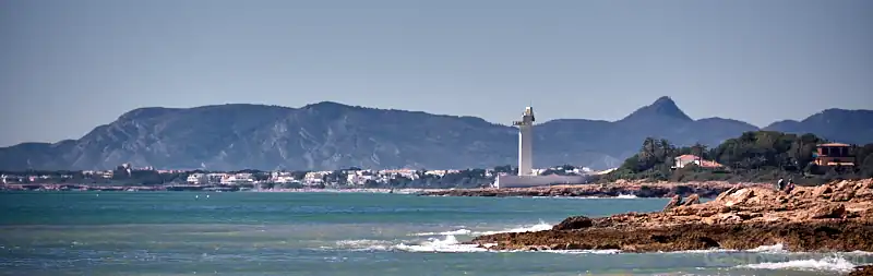Perspectiva del Faro de Irta desde la Cala Cubanita de la Sierra de Irta