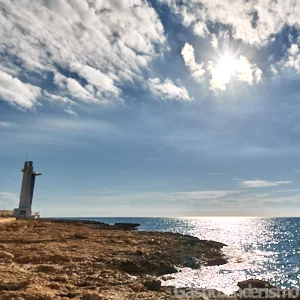 Vista del Faro de Irta desde el paseo de Alcossebre, Castellón