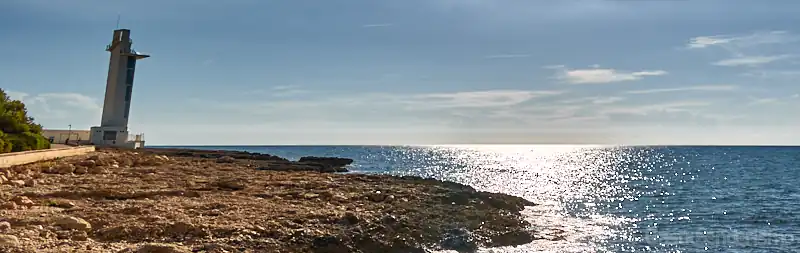 Faro de Irta desde el paseo marítimo de Alcossebre