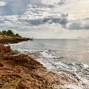Vista del Faro de Irta desde la Playa de las Fuentes de Alcossebre, Castellón
