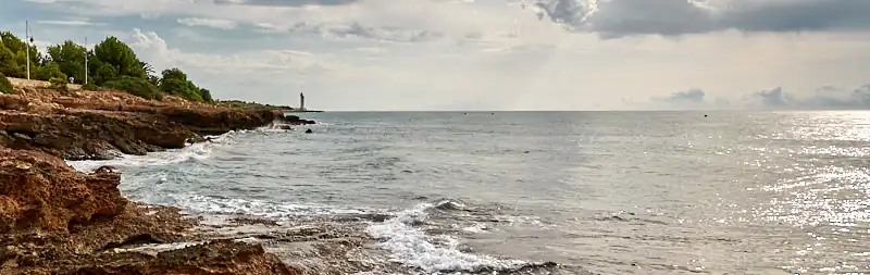 Faro de Irta visto desde la Playa de las Fuentes de Alcossebre