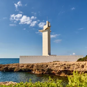 Vista exterior del moderno Faro de Irta en Alcossebre, Castellón