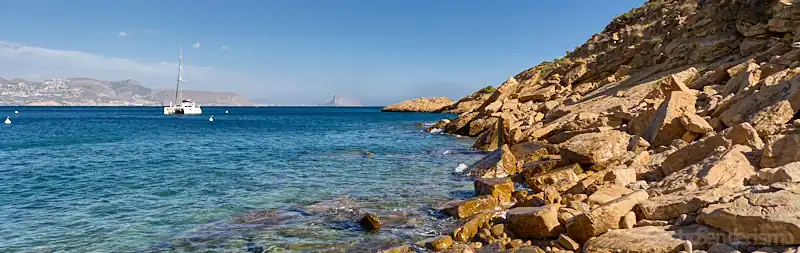 Vistas de la Cala de la Mina junto a la ruta al Faro del Albir en Alicante