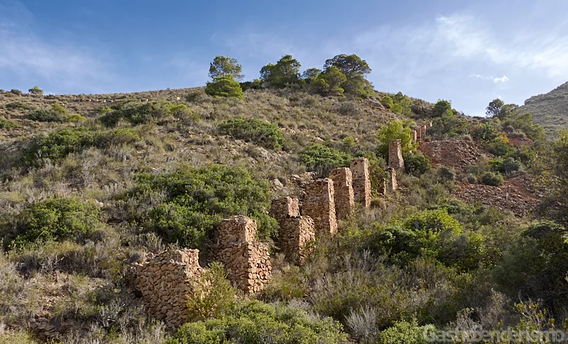Hilera de pilares de piedra que sostenían los raíles de las vagonetas en las antiguas minas de ocre del Albir