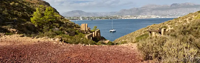 Ruinas de la antigua mina de ocre con vistas a la bahía de Altea en la ruta del Faro del Albir en Alicante