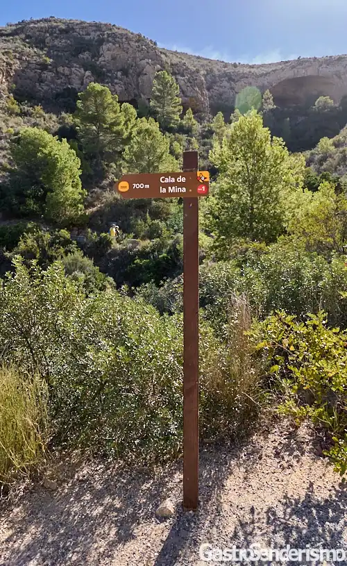Poste indicativo de madera hacia la Cala de la Mina en la ruta del Faro del Albir, Serra Gelada