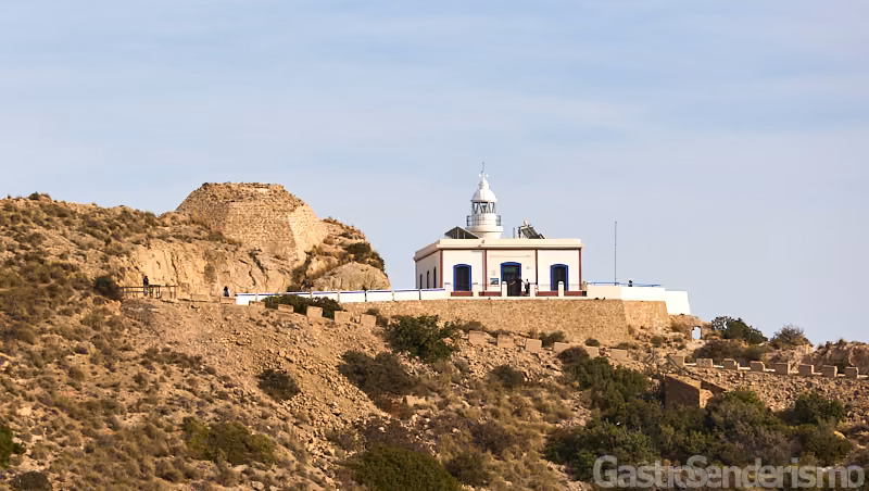 Ruinas de la Torre Bombarda junto al Faro de l'Albir en los acantilados de la Serra Gelada