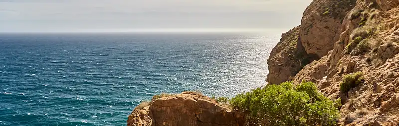 Panorámica de los acantilados de la Serra Gelada y el mar Mediterráneo desde el camino al faro del Albir en Alicante
