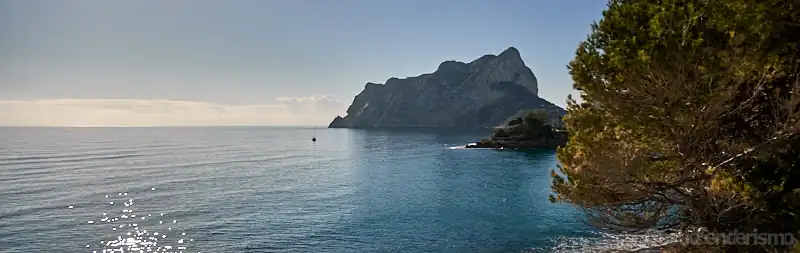 Vistas panorámicas del Peñón de Ifach de Calpe desde el Sendero Ecológico en Benissa, Alicante