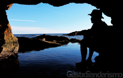 Contemplando el horizonte en la entrada de la Cova Tallada en Jávea, Alicante