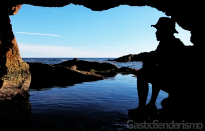 Contemplando el horizonte en la entrada de la Cova Tallada en Jávea, Alicante