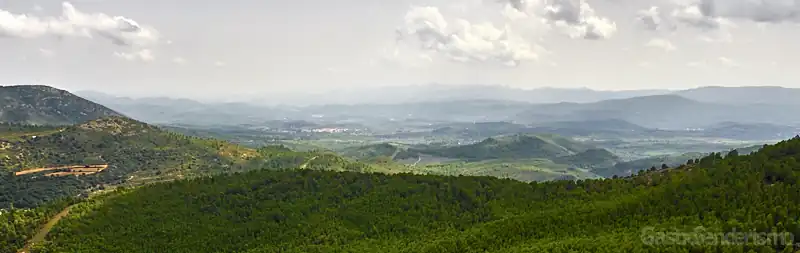 Vistas desde el exterior de la Cueva Cerdaña en Pina de Montalgrao en Castellón