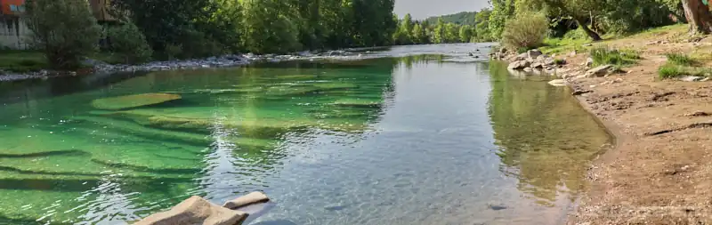 Aguas cristalinas y pozas del Río Ara a su paso por Boltaña, Huesca, un lugar ideal para el turismo y el baño