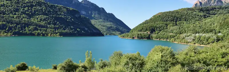Vista panorámica del Embalse de Búbal en el Valle de Tena, Huesca, ideal para el turismo en los Pirineos