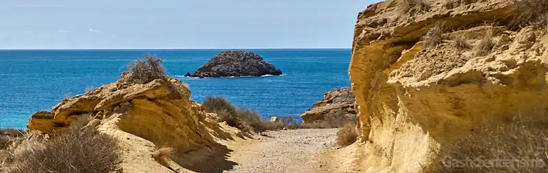 Camino junto a las Calas de Bolnuevo en Murcia