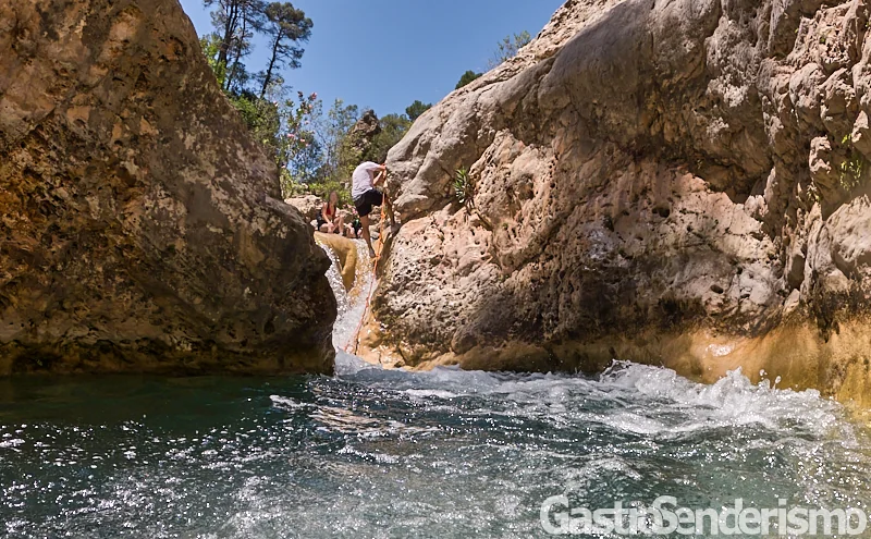 Persona practicando rápel en una cascada del Río Fraile en Bicorp, Valencia