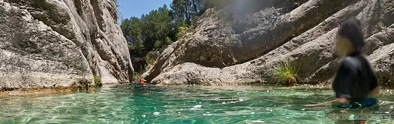 Senderismo acuático descenso del río Fraile en Bicorp en Valencia