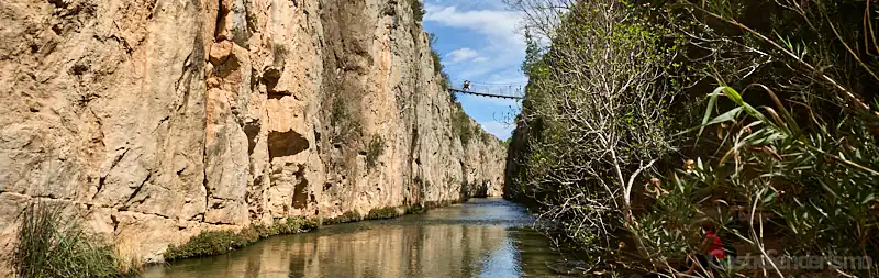 Río Turia en la ruta de los puentes colgantes de Chulilla en Valencia