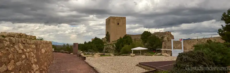 Vista de la Torre Alfonsina y el recinto amurallado del Castillo de Lorca en Murcia