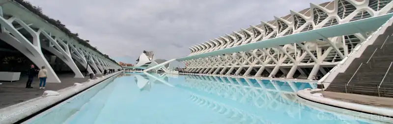 Estanque y fachada del Museo de las Ciencias en la Ciudad de las Artes y las Ciencias de Valencia